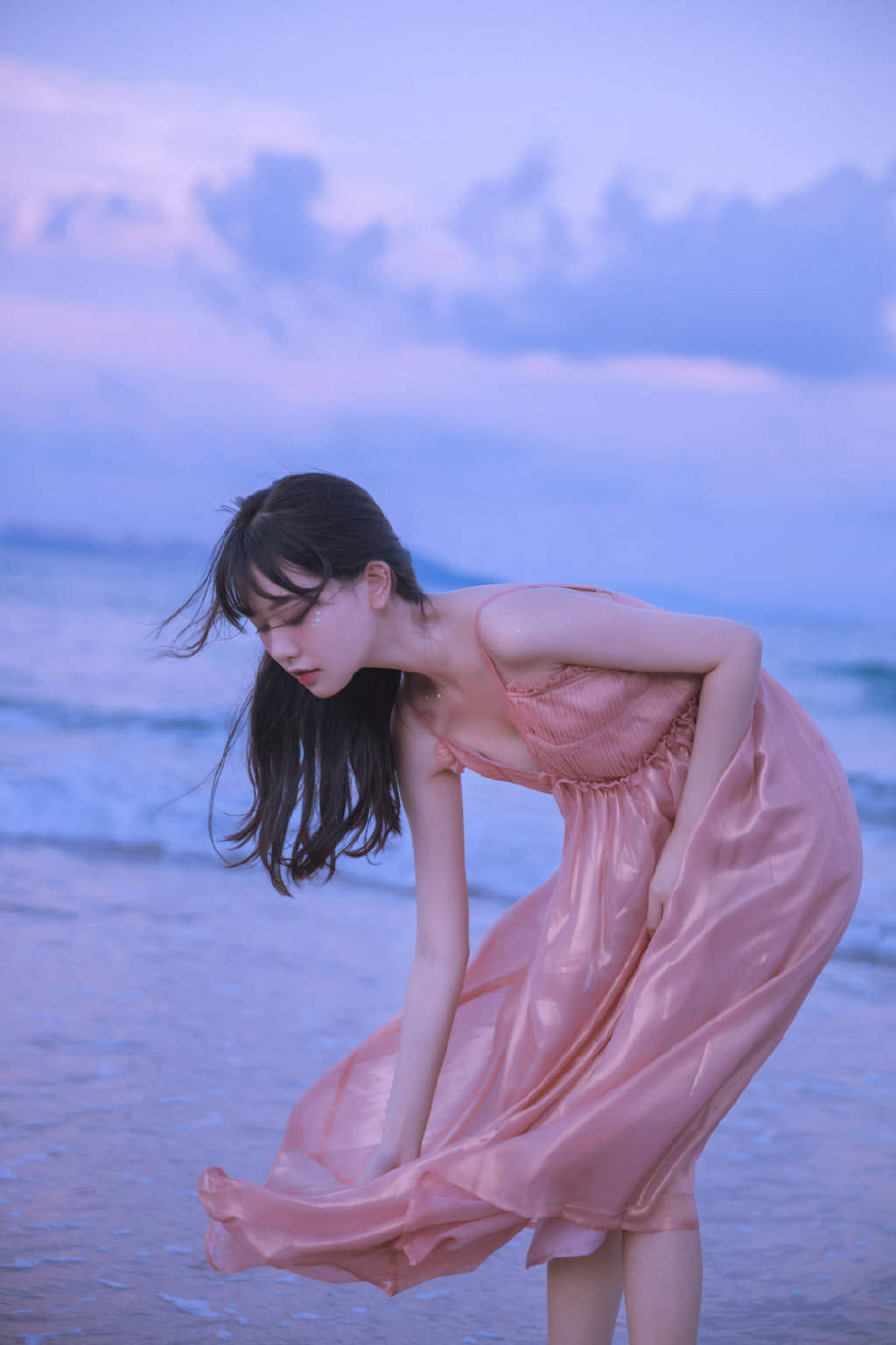 吊带裙美女海边性感撩人写真图片