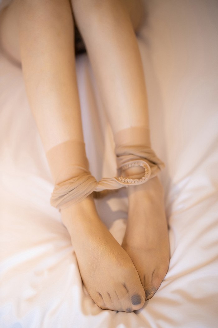 柠檬酱 | 绅士福利站 妩媚少女绯月樱丝袜美脚睡姿撩人 性感写真  