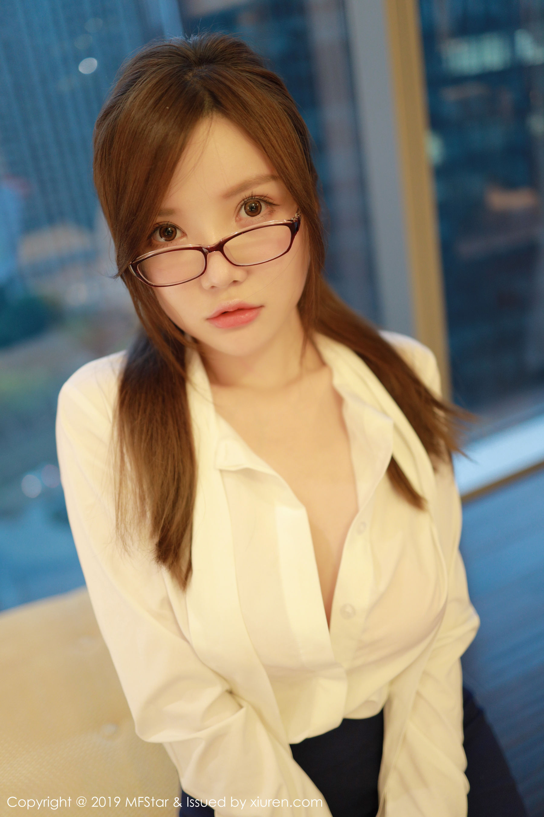 柠檬酱 | 绅士福利站 Vol.218 @糯美子Mini-白衬衫与黑丝袜 性感写真  