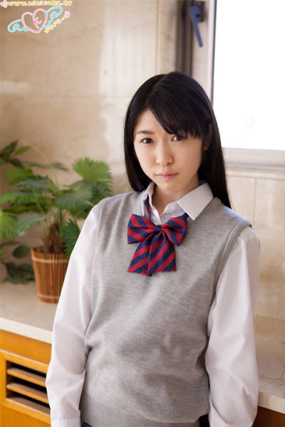 日本校园美女高杉果那学生制服写真图片